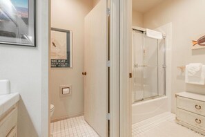 Douche, séchoir à cheveux, serviettes fournies