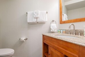 Douche, séchoir à cheveux, serviettes fournies