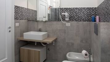 Doccia, asciugacapelli, bidet, asciugamani