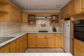 Appartement | Privékeuken | Een koelkast/vriezer, een magnetron, een oven, een kookplaat