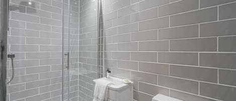 Appartement | Salle de bain | Baignoire et douche séparées, articles de toilette (gratuits)