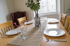 Apartment | In-room dining - Spacious 3BR New Town Apartment (Edinburgh)