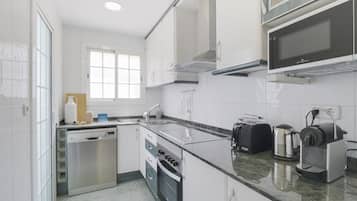 Kühlschrank, Mikrowelle, Ofen, Wasserkocher mit Kaffee-/Teezubehör