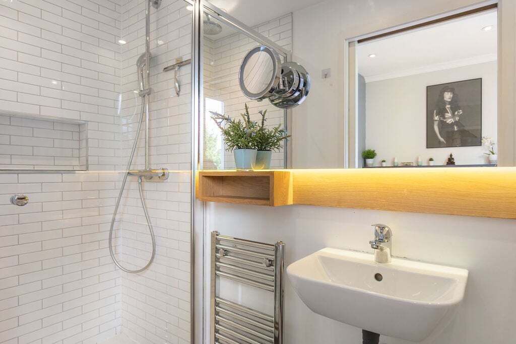 Douche, sèche-cheveux, serviettes fournies