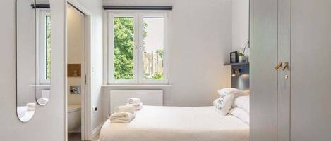 1 slaapkamer, een bureau, een strijkplank/strijkijzer, internet