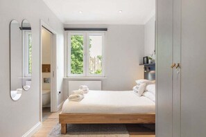 1 habitación, escritorio, tabla de planchar con plancha y internet 