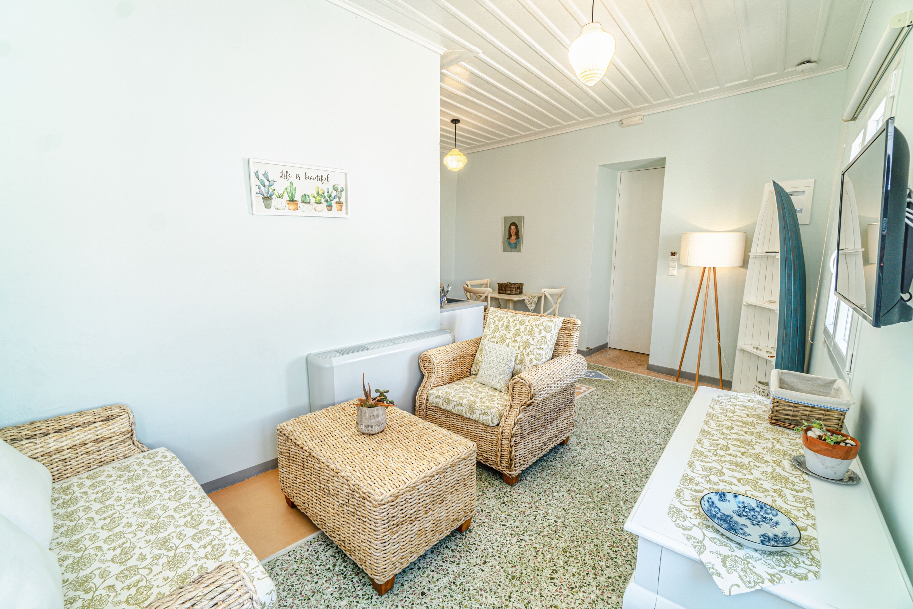 Suite, terrasse, sjøutsikt | Oppholdsområde | Flatskjerm-TV