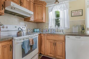 Fridge, microwave, stovetop, dishwasher