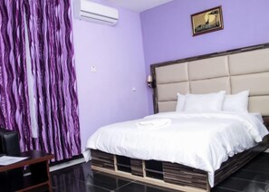 Habitación, 1 cama de matrimonio | Escritorio, cortinas opacas, cunas (de pago) y camas supletorias