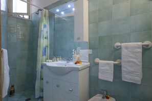 Apartment, 3 Bedrooms | Bathroom sink - Grande Tuoro (Praiano)