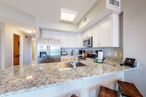 Kjøleskap, mikrobølgeovn, ovn og kokeplater