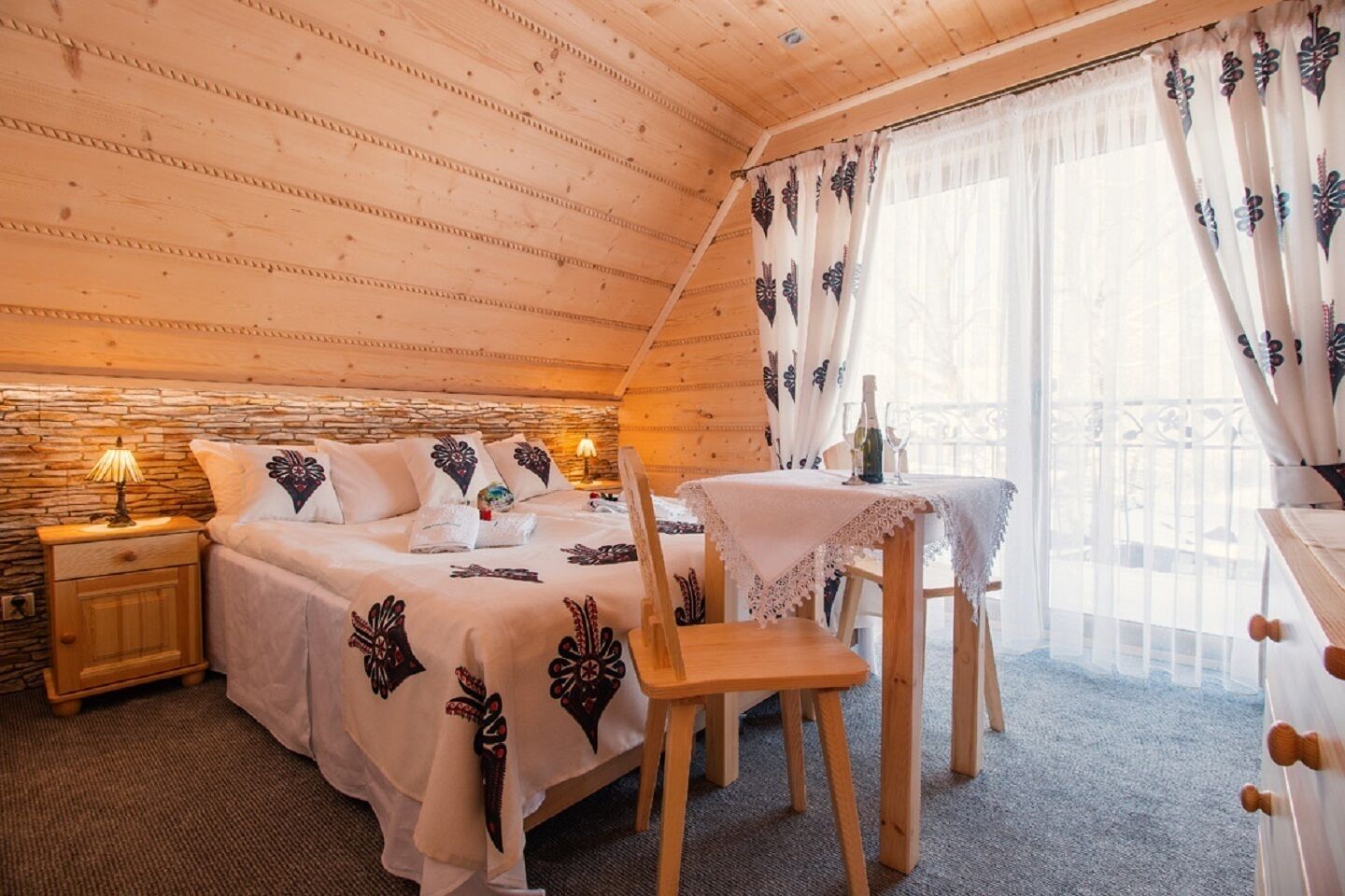 Soundproofing, free WiFi, bed sheets