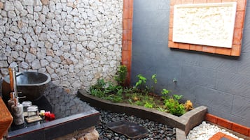 Quarto panorâmico | Banheiro | Chuveiro, secador de cabelo, roupões de banho, chinelos