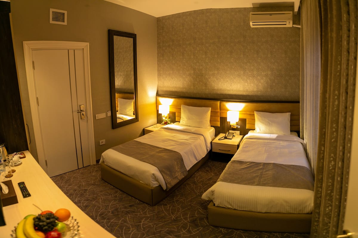 Kamar Twin Ekonomi | Seprai katun Mesir, seprai premium, selimut bulu angsa, dan minibar