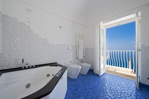 Villa, 3 Schlafzimmer | Badezimmer | Badewanne und Dusche (separat), Regendusche, Haartrockner, Bidet