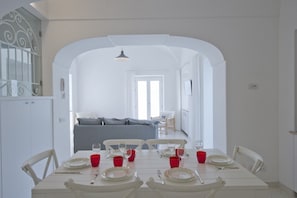 Villa, 3 Schlafzimmer | Essbereich im Zimmer