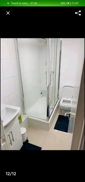 Duschwanne, kostenlose Toilettenartikel, Handtücher