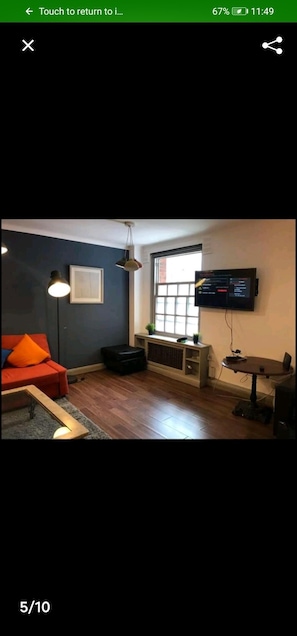Flat-screen TV - ParkWest Apartments (London)