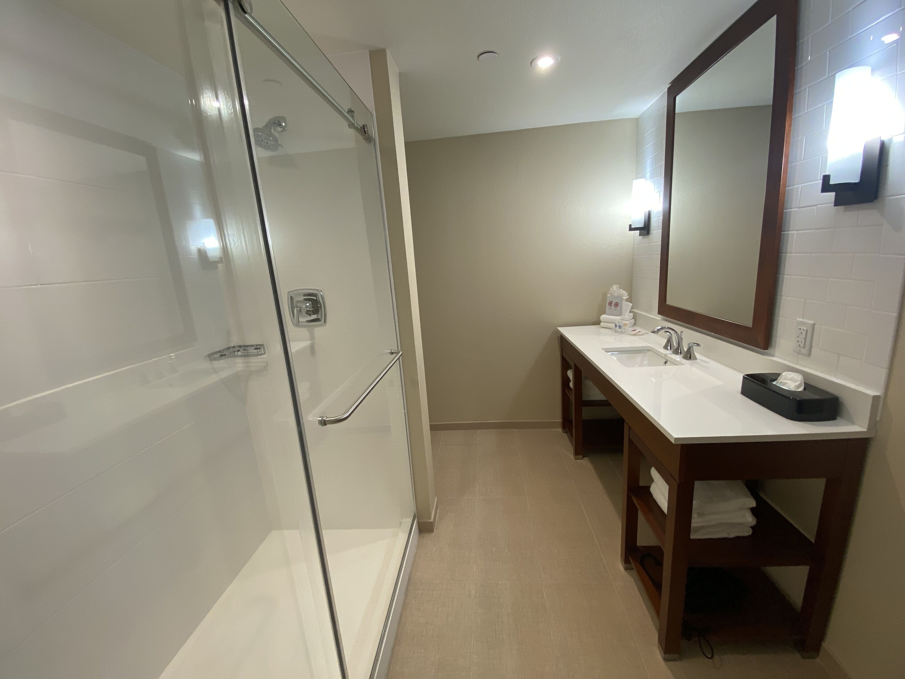 combined shower/bathtub, hair dryer, towels