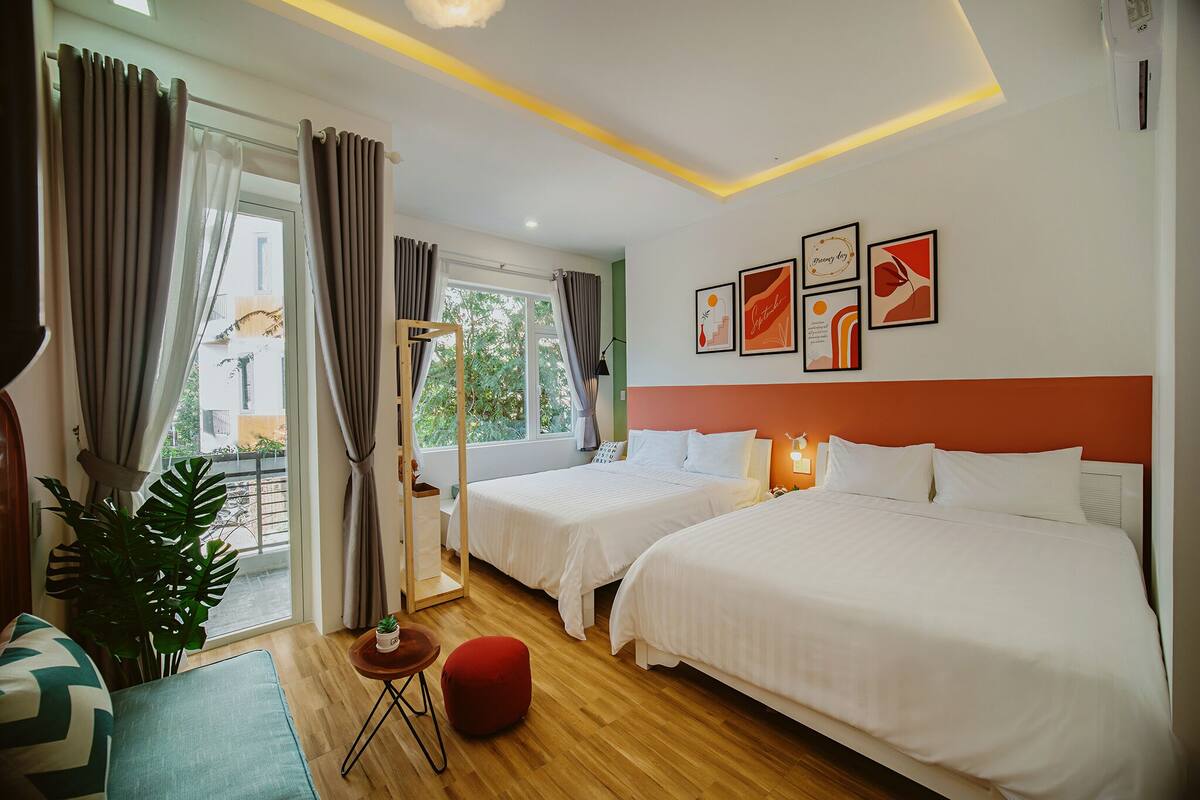 Minibar, iron/ironing board, free WiFi, bed sheets