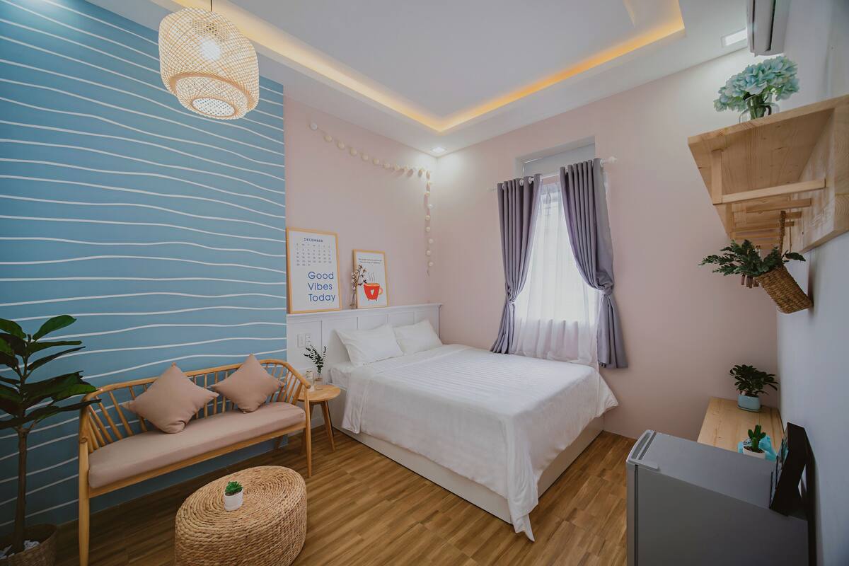 Minibar, iron/ironing board, free WiFi, bed sheets
