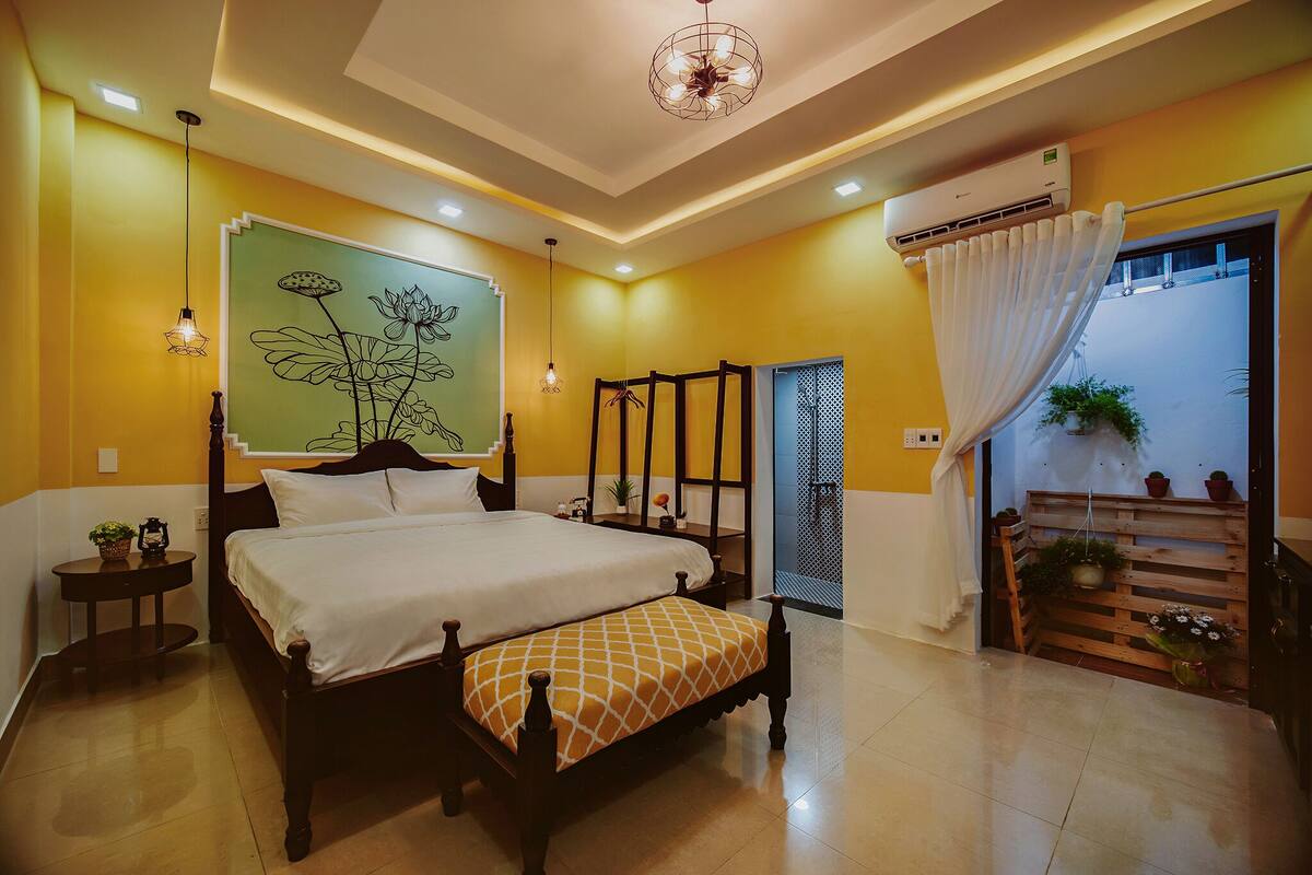 Minibar, iron/ironing board, free WiFi, bed sheets