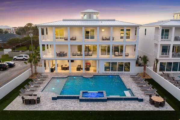 A heated pool - Castawaves - Massive Luxurious Home Near the Beach with Large Outdoor Pool Area & Putting Green (Miramar Beach)