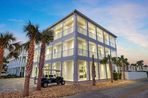 Exterior - Castawaves - Massive Luxurious Home Near the Beach with Large Outdoor Pool Area & Putting Green (Miramar Beach)