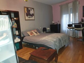 2 habitaciones, tabla de planchar con plancha, wifi y ropa de cama 