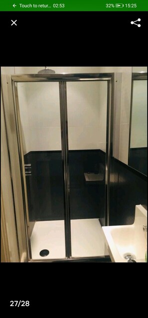 Double Room | Bathroom | Shower, free toiletries, hair dryer, towels - Luxurious 6 bed apartment central London (London)