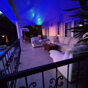 Terrace/patio - Luxury Villa with Private Pool, Large Green Garden & Free WIFI Unlimited (Ölüdeniz)