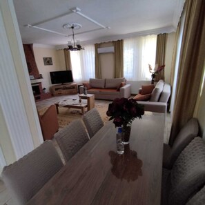 Smart TV, fireplace, DVD player, books - Luxury Villa with Private Pool, Large Green Garden & Free WIFI Unlimited (Ölüdeniz)