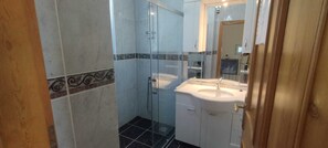 Shower, hair dryer, towels, soap - Luxury Villa with Private Pool, Large Green Garden & Free WIFI Unlimited (Ölüdeniz)