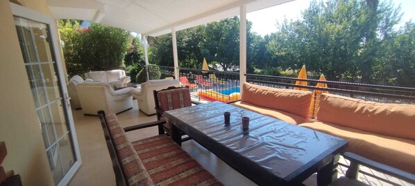 Terrace/patio - Luxury Villa with Private Pool, Large Green Garden & Free WIFI Unlimited (Ölüdeniz)