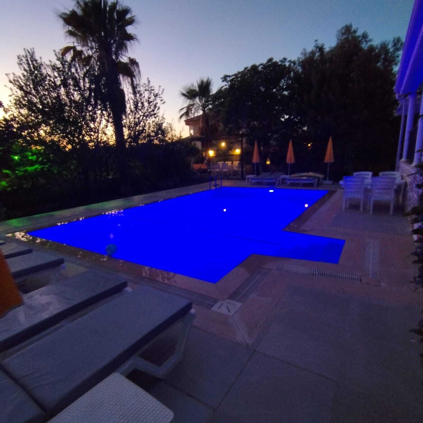 Piscine extérieure, chaises longues