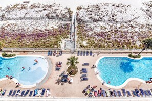 Innendørsbasseng og et oppvarmet basseng