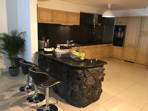 シティ アパートメント | 専用キッチン | 大型冷蔵庫、電子レンジ、オーブン、コンロ