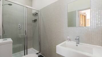 Bruser, hårtørrer, håndklæder