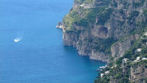 Un paysage côtier avec des falaises et une mer bleue et limpide.