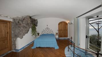 Deluxe Double Room, Terrace, Sea View | Minibar, individually decorated, bed sheets