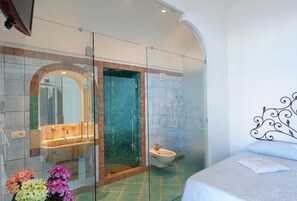 1 bedroom, minibar, individually decorated, bed sheets