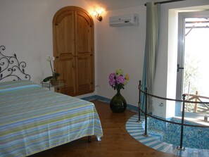 Minibar, decoración personalizada y ropa de cama 