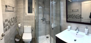 Douche, sèche-cheveux, serviettes fournies, savon