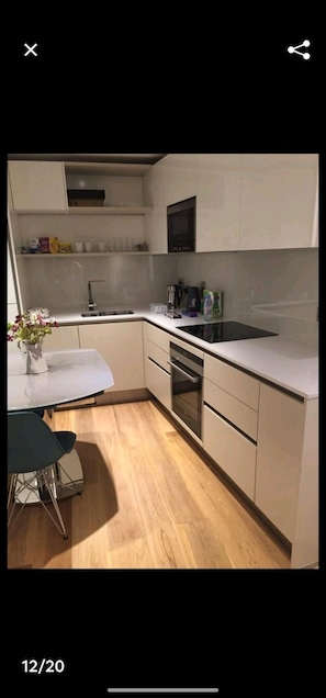 Chambre Double | Cuisine privée | Grand réfrigérateur, micro-ondes, four, plaque de cuisson