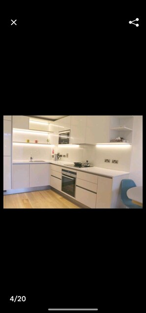 Full-size fridge, microwave, oven, stovetop - Luxury 1Bed City Apartment River Thames (London)