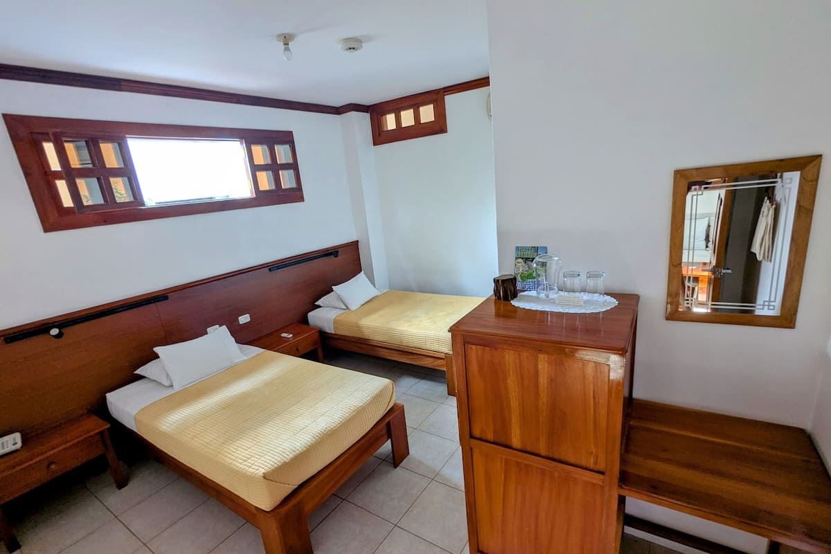 Ropa de cama hipoalergénica y escritorio