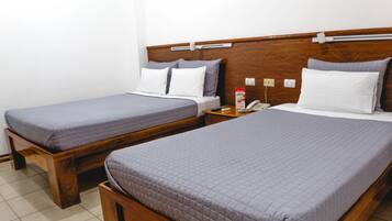 Kamar Triple Standar, Beberapa Tempat Tidur, kamar mandi pribadi | Seprai antialergi, meja kerja, dan ruang kerja ramah laptop