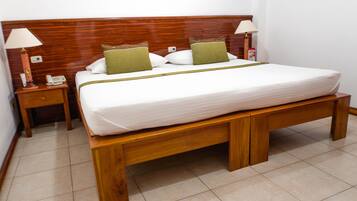 Habitación estándar doble, 1 cama de matrimonio grande, baño privado | Ropa de cama hipoalergénica y escritorio