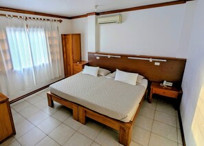 Phòng đôi Tiêu chuẩn, 1 giường cỡ king, phòng tắm riêng | Bộ đồ giường kháng dị ứng, bàn, khu vực làm việc phù hợp cho laptop 