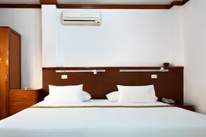 標準雙人房, 1 張特大雙人床, 私人浴室 | 低過敏寢具、書桌、筆電工作空間、床單